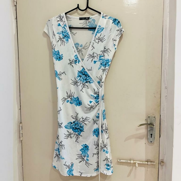 White v neck dress - Picture 5 of 12